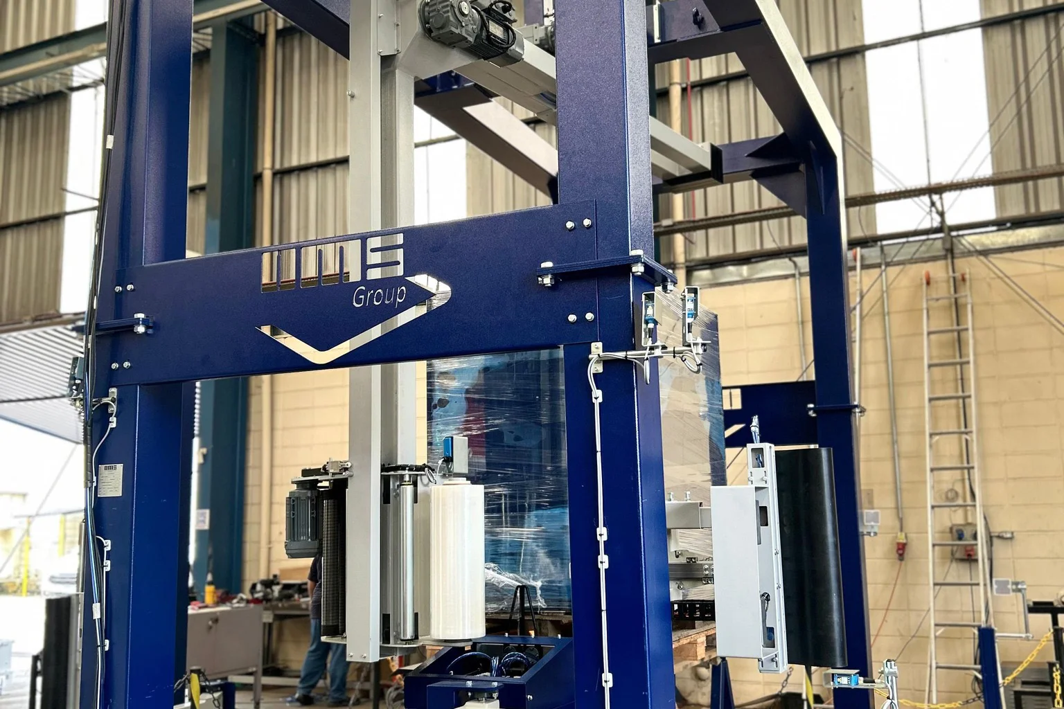 OMS Brasil prepara envolvedora de paletes AV500 para entrega à Cerâmica Porto Velho